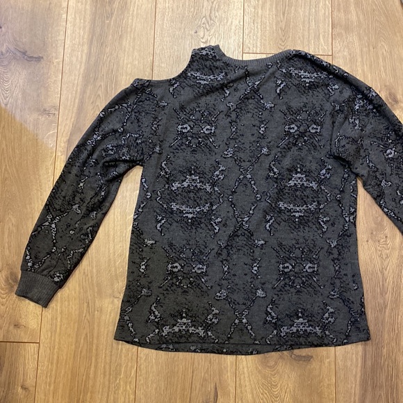 Vince Camuto long sleeve top - Picture 5 of 5